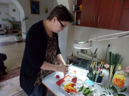 Marinela Muresan la masa de lucru cu flori comestebile