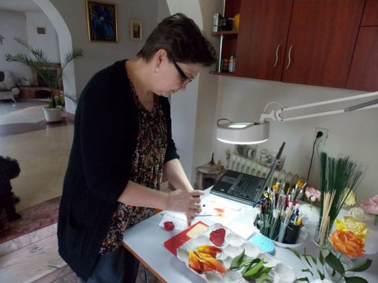 Marinela Muresan la masa de lucru cu flori comestebile