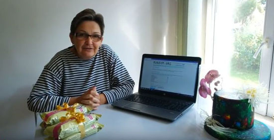 Marinela Muresan prezentand premiile concursului organizat