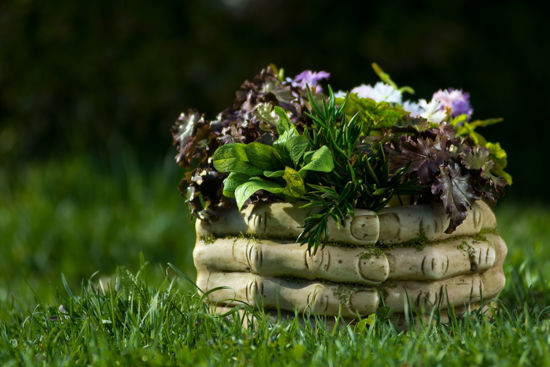 Maini de ciocolata alba care tin un buchet de flori comestibile, realizate de Sugar Flowers by Marinela Muresan
