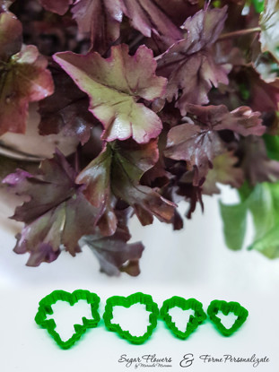 Decupatoare verzi asezate langa Heuchera