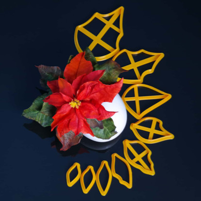 Decupatoare Poinsettia - Craciunita galbene asezate langa o Craciunita rosie