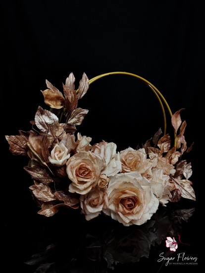 Cos cu trandafiri aurii de diferite forme, asezat pe un fundal negru