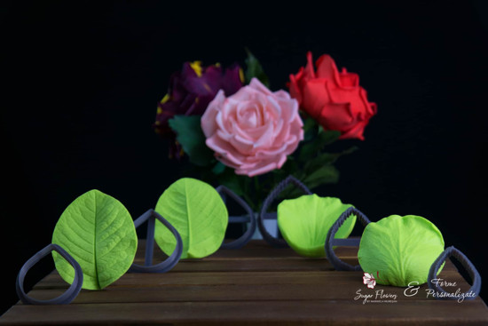 Veinere si decupatoare asezate in fata unui buchet de trandafiri comestibili