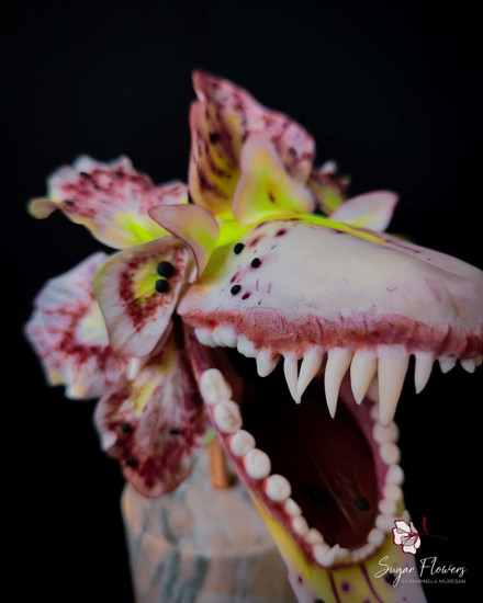 Monstru creat pentru Halloween din elemente specifice unei Orhidee