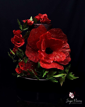 Macheta de tort cu decor format dintr-un mac urias si multi maci realisti din pasta de zahar, realizata de Sugar Flowers by Marinela Muresan.