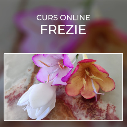 Frezii de culoare alba, portocalie si roz asezate pe un blat de onix