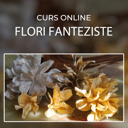 Flori fanteziste comestibile asezate pe un blat de onix