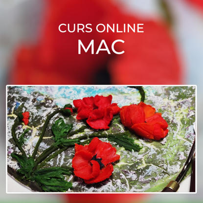 Maci comestibili din ciocolata asezati pe un platou colorat