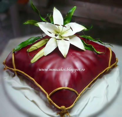 Crin alb de gradina asezat pe o perna comestibila visinie