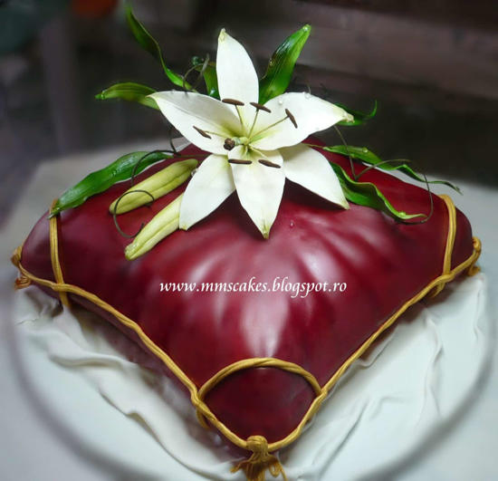 Crin alb de gradina asezat pe o perna comestibila visinie