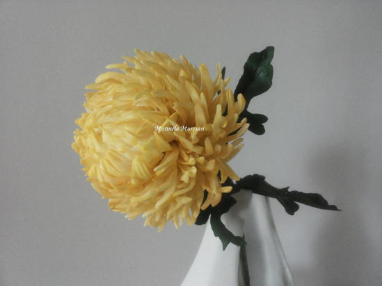 Crizantema galbena din pasta de zahar asezata intr-o vaza alba, pe fundal deschis