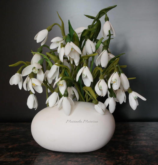 Ghiocei in vaza alba cu fundal inchis