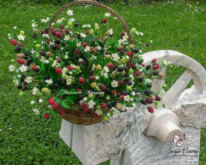 Cos de mure asezat pe o roata de car facuta din marmura roz 