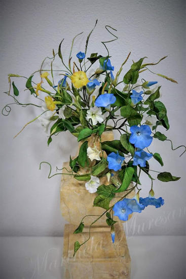 Aranjament zorele albastre amplasate intr-un vas de piatra